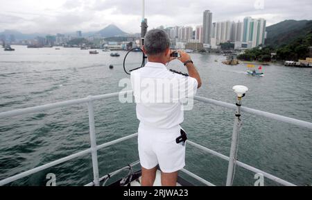 Bildnummer : 51928136 Datum : 17.06.2007 Copyright : imago/Xinhua Matrose fotografiert die sich ihm bietende Skyline am Bug des französischen Transportschiffes - Var - im Hafen von Hongkong - PUBLICATIONxNOTxINxCHN, Personen , Landschaft ; 2007, Hong Kong, Schiff, Schiffe, Transportschiff, Transportschiffe, Marine, Französisch, französische, französisches, A608, A 608, Matrosen, Marinesoldat, Marinesoldaten, Soldat, Soldaten, fotografieren, Häfen, Hochhaus, Hochhäuser; quer, Kbdig, Einzelbild, Rückansicht, Perspektive, Chine, , Militaer, Staat, Banque D'Images