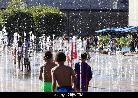 Londres, Royaume-Uni, 23 août 2023. Les familles ont profité du temps chaud et ensoleillé en jouant dans les fontaines de Granary Square, Kings Cross, au nord de Londres. Les températures ont finalement grimpé en flèche après un été misérable que les vacances scolaires approchent de la fin Crédit : Monica Wells/Alamy Live News Banque D'Images