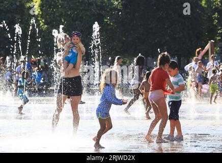 Londres, Royaume-Uni, 23 août 2023. Les familles ont profité du temps chaud et ensoleillé en jouant dans les fontaines de Granary Square, Kings Cross, au nord de Londres. Les températures ont finalement grimpé en flèche après un été misérable que les vacances scolaires approchent de la fin Crédit : Monica Wells/Alamy Live News Banque D'Images