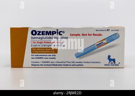 Ozempic semaglutide 2 mg boîte sur fond blanc avec espace de copie Banque D'Images