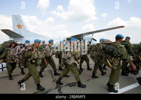 Bildnummer : 52025390 Datum : 03.08.2007 Copyright : imago/Xinhua Ankunft der Soldaten der kasachischen Armee auf dem Luftstützpunkt Shagol BEI Tscheljabinsk anlässlich einer gemeinsamen Antiterrorübung mit der chinesischen und rushen Armee - PUBLICATIONxNOTxINxCHN , Personen ; 2007, Übung, Chelyabinsk Militärübung, Einsatz, Einsätze, Antiterroreinsatz, Terrorabwehr, Terrorbekämpfung, Terrorismusbekämpfung, Friedensmission, Peace Mission, Flugzeug, Soldat, Männer, Kasache, Kasachen ; , quer, Kbdig, totale, Russland, , Militaer, Staat, , Organisation de coopération de Shanghai, OCS o0 Manöver Banque D'Images