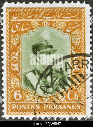 Timbre-poste imprimé par la Perse, qui montre Reza Shah Pahlavi dans l'ornement, bâti vers 1929. Banque D'Images