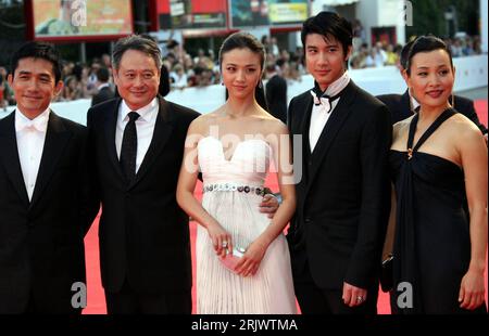 Bildnummer : 52066987 Datum : 30.08.2007 Copyright : imago/Xinhua Schauspieler v.l.N.r. : Tony Leung (CHN), Regisseur Ang Lee (TPE), Tang Wei (CHN), Lee Hom Wang (TPE) und Joan Chen (CHN) anlässlich der Premiere von - Lust, caution - im Rahmen der 64. International Filmfestspiele in Venedig PUBLICATIONxNOTxINxCHN , Personen ; 2007, Venedig, internationale, Pressetermin , Filmpremiere, Festivals ; , quer, Kbdig, Gruppenbild, film, Kunst, Italien, Randbild, People o0 internationales Filmfestival, internationale Filmfestspiele Bildnummer 52066987 Date 30 08 2007 Copyright Imago XINHUA acteur V l Banque D'Images