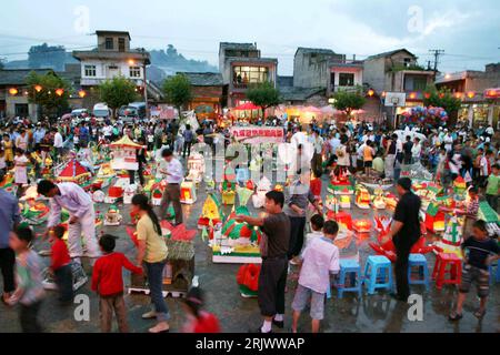 Bildnummer : 52075323 Datum : 26.08.2007 Copyright : imago/Xinhua Besucher des Tunbaohe River Lantern Festival in Jiuxi - Anshun in der Provinz Guizhou PUBLICATIONxNOTxINxCHN, Personen ; 2007, Anshun, Boot, Boote, Lampion, Lampions, Abend, Laterne, Laternen, Tradition , traditionnelle Feste , Straßenfeste ; , quer, Kbdig, totale, Chine, , Banque D'Images