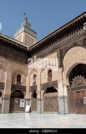 Fès, Maroc - 05 avril 2023 - façade orientale traditionnelle dans la cour de la madrasa Bou Inaniya dans la médina de Fès, Maroc Banque D'Images