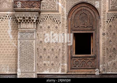 FES, Maroc - 04 avril 2023 - riche façade décorée dans la cour de la Medersa Attarine à Fès, Maroc Banque D'Images