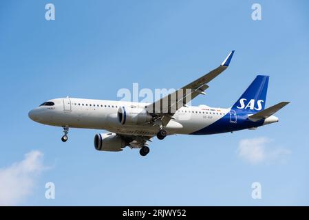 Avion de ligne à réaction en finale pour atterrir à l'aéroport de Londres Heathrow, Royaume-Uni. Banque D'Images