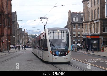 Édimbourg Écosse 23 août 2023 les tramways d'Édimbourg traversent le centre-ville ©GED Noonan/Alamy Banque D'Images