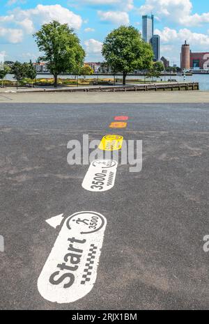 Panneaux de distance de piste de course dans la rue à Rotterdam, pays-Bas. Banque D'Images