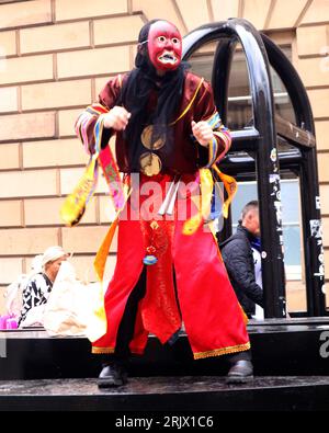 Edimbourg Ecosse 23 août 2023 Edimbourg City Centre pendant le festival Fringe. Édimbourg Écosse Un interprète d’une troupe de théâtre annonce une performance de “Elapsing” le long du Royal Mile ©GED Noonan/Alamy Banque D'Images