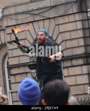 Edimbourg Ecosse 23 août 2023 Edimbourg City Centre pendant le festival Fringe. Édimbourg Écosse Logy on Fire, Un artiste de rue, utilise ses talents de jongleur tout en jouant avec le feu ©GED Noonan/Alamy Banque D'Images