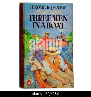 Jerome K Jerome, trois hommes dans un bateau. Couverture de livre. Usé. Configuration du studio. Banque D'Images