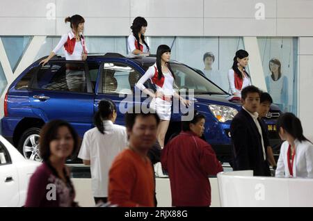 Bildnummer : 52180450 Date de référence : 09.10.2007 Copyright : imago/Xinhua Besucher auf der Automobilmesse - Nanjing International Auto Show - in Nanjing PUBLICATIONxNOTxINxCHN, Personen ; 2007, Nanjing, Jiangsu, auto, Automobilindustrie, Messe, Messen, automesse, Automessen, Automobilmessen, spectacles, salon de l'auto, Autoshows, salon de l'automobile, salons de l'automobile, hôtesse, Hostessen, Messehôtesse, modèle, modèles, Präsentation, Präsentationen, Messebesucher, , ; , quer, Kbdig, totale, industrie, Wirtschaft, Tansania, , Wirtschaft Banque D'Images