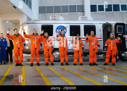 Bildnummer : 52181564 Datum : 23.10.2007 Copyright : imago/Xinhua Besatzung von Space Shuttle Mission STS-120 vor dem Start im Kennedy Space Center - v.r.N.l.: Pamela A. Melroy (commandant), George D. Zamka (pilote), Stephanie D. Wilson, Douglas H. Wheelock, Daniel M. Tani, Scott E. Parazynski (alle USA) und Paolo A. Nespoli (ITA) - PUBLICATIONxNOTxINxCHN, Personen , optimistisch ; 2007, Cape Canaveral, Floride, Raumschiff, NASA, Rakete, navette spatiale, Spaceshuttle, Raumfahrt, Weltraumforschung, STS 120, STS120, Raketenstart, astronaute, Besatzung, Wissenschaftler, Pressetermin; , quer, Kbdig, Grup Banque D'Images