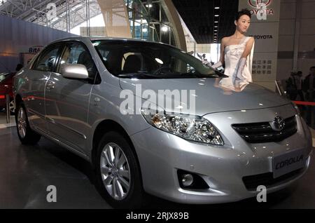 Hôtesse präsentiert den Toyota - Corolla - auf der Automobilmesse - Nanjing International Auto Show - à Nanjing PUBLICATIONxNOTxINxCHN Hostess présente la Toyota Corolla au salon automobile international de Nanjing PUBLICATIONxNOTxINxCHN Banque D'Images