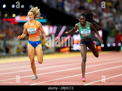 L'irlandaise Rhasidat Adeleke (à droite) et la néerlandaise Lieke Klaver en action lors de la finale féminine des 400 mètres le cinquième jour des Championnats du monde d'athlétisme au Centre national d'athlétisme de Budapest, Hongrie. Date de la photo : mercredi 23 août 2023. Banque D'Images