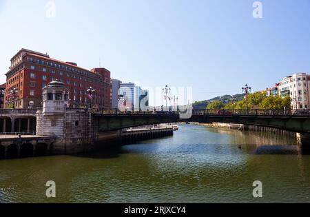 Vue sur le pont de fer Puente Pedro Arrupe, Bilbao Banque D'Images