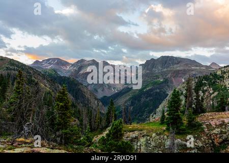 Vue au cœur de la nature sauvage de Weminuche, San Juan Mountains, près de Silverton, Colorado, USA. Banque D'Images