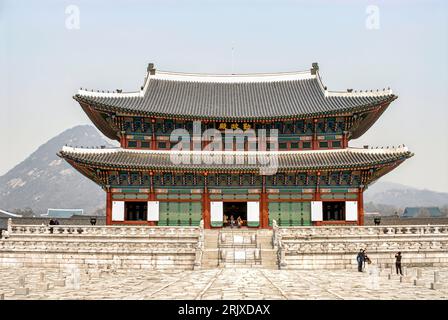 Salle du trône (Geunjeongjeon) au palais Gyeongbokgung à Séoul, Corée du Sud Banque D'Images