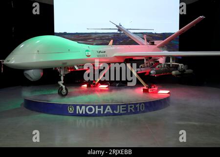 Téhéran, Iran. 23 août 2023. Le drone iranien construit localement, Mohajer-10, est exposé dans une exposition dans un complexe militaire appartenant au ministère de la Défense. L'Iran a dévoilé mardi le drone ressemblant au MQ-9 Reaper armé américain, affirmant que l'avion est capable de rester en vol pendant 24 heures et a la portée pour atteindre l'ennemi juré du pays, Israël. Crédit : ZUMA Press, Inc./Alamy Live News Banque D'Images