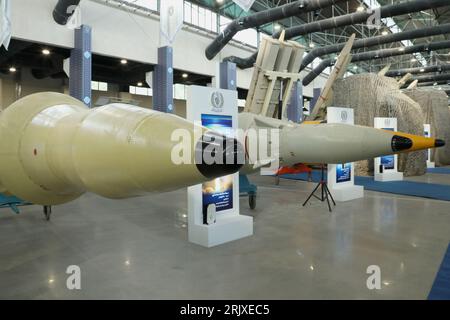 Téhéran, Iran. 23 août 2023. Les missiles iraniens construits localement sont exposés dans une exposition dans un complexe militaire appartenant au ministère de la Défense. L'Iran a présenté mercredi ses missiles, drones et roquettes de construction nationale pour démontrer ses capacités en armes, et parmi eux, un drone ressemblant au MQ-9 Reaper armé américain, affirmant que l'avion est capable de rester en vol pendant 24 heures et a la portée pour atteindre l'ennemi juré du pays, Israël. Crédit : ZUMA Press, Inc./Alamy Live News Banque D'Images