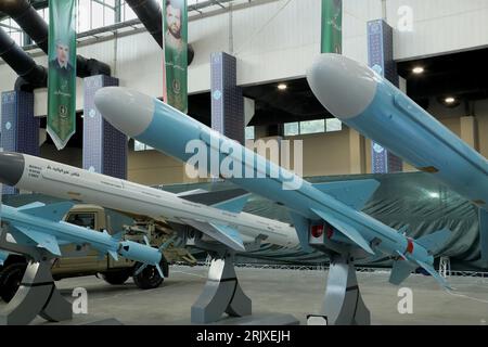 Téhéran, Iran. 23 août 2023. Les missiles iraniens construits localement sont exposés dans une exposition dans un complexe militaire appartenant au ministère de la Défense. L'Iran a présenté mercredi ses missiles, drones et roquettes de construction nationale pour démontrer ses capacités en armes, et parmi eux, un drone ressemblant au MQ-9 Reaper armé américain, affirmant que l'avion est capable de rester en vol pendant 24 heures et a la portée pour atteindre l'ennemi juré du pays, Israël. Crédit : ZUMA Press, Inc./Alamy Live News Banque D'Images