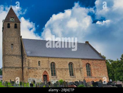 L'église romano-gothique St Agatha du 12e siècle à Oudega, l'une des plus anciennes églises de la province de Frise, aux pays-Bas Banque D'Images