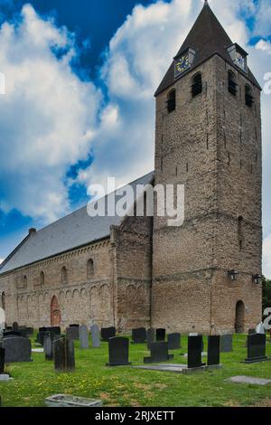 L'église St Agatha de style romain du 12e siècle, avec une tour fortifiée, à Oudega, Frise, pays-Bas Banque D'Images