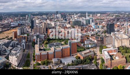 BIRMINGHAM, ROYAUME-UNI - 21 AOÛT 2023. Une vue panoramique aérienne d'un paysage urbain de Birmingham avec des bâtiments modernes et des gratte-ciel Banque D'Images