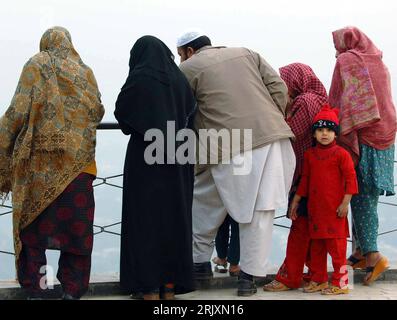 Bildnummer : 52319400 Datum : 04.01.2008 Copyright : imago/Xinhua Pakistanische Familie genießt den Ausblick auf Islamabad auf einem Hügel in der Nähe der Hauptstadt - PUBLICATIONxNOTxINxCHN , Personen ; 2008, Pakistan, Pakistanais, Pakistanais, Mädchen, Frau, Frauen, Mann, Männer, Vater, Kinder, Mutter, Ausflug, Familienausflug ; , quer, Kbdig, Gruppenbild, Rückansicht, Perspektive, , Asien o0 Familie Banque D'Images