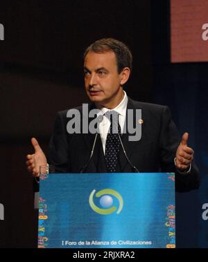 Bildnummer : 52336171 Datum : 10.01.2008 Copyright : imago/Xinhua Premierminister Jose Luis Rodriguez Zapatero (Espagnol) während der Eröffnungszeremonie des Forums der - Allianz der Zivilisationen - in Madrid - PUBLICATIONxNOTxINxCHN, Personen , premiumd ; 2008, Madrid, Politiker, Forum, Gestik, Politik ; , hoch, Kbdig, Einzelbild, Aktion, les gens Banque D'Images