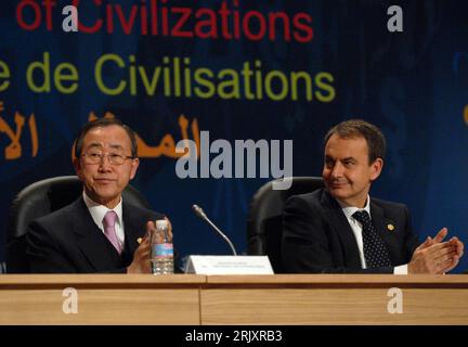 Bildnummer : 52336170 Datum : 10.01.2008 Copyright : imago/Xinhua un-Generalsekretär Ban Ki-Moon (li., Südkorea) und Premierminister Jose Luis Rodriguez Zapatero (Spanien) während der Eröffnungszeremonie des Forums der - Allianz der Zivilisationen - in Madrid - PUBLICATIONxNOTxINxCHN, Personen , optimistisch , Premiumd ; 2008, Madrid, Politiker, Forum, ONU, Vereinte Nationen, organisation des Nations Unies ; , quer, Kbdig, Gruppenbild, internationale Politik, Politik, Randbild, gens Banque D'Images