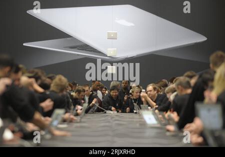 Bildnummer : 52337761 Datum : 15.01.2008 Copyright : imago/Xinhua MacBook Air schwebt über Besuchern anlässlich der Computermesse Macworld in San Francisco - PUBLICATIONxNOTxINxCHN, Objekte , Personen ; 2008, USA, San Francisco, Messen, Computerindustrie, Mac World, PC, ordinateur portable, ordinateur portable, Apple, Besucher, Messebesucher,; , quer, Kbdig, totale, Industrie, Wirtschaft, , o0 Livre Banque D'Images