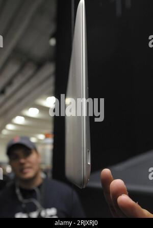 Bildnummer : 52337748 Datum : 15.01.2008 Copyright : imago/Xinhua MacBook Air anlässlich der Computermesse Macworld in San Francisco - PUBLICATIONxNOTxINxCHN, Objekte , Körperteile , Personen , Highlight , Premiumd ; 2008, USA, San Francisco, Messen, Computerindustrie, Mac World, PC, ordinateur portable, ordinateur portable, doigt, pomme, ; , hoch, Kbdig, Einzelbild, Industrie, Wirtschaft, o0 Livre Banque D'Images