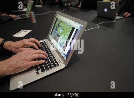 Bildnummer : 52337750 Datum : 15.01.2008 Copyright : imago/Xinhua MacBook Air anlässlich der Computermesse Macworld in San Francisco - PUBLICATIONxNOTxINxCHN, Objekte , Körperteile , premiumd ; 2008, États-Unis, San Francisco, Messen, Computerindustrie, Mac World, PC, ordinateur portable, ordinateur portable, Apple, main, Hände, ; , quer, Kbdig, Einzelbild, industrie, Wirtschaft, , o0 Livre Banque D'Images