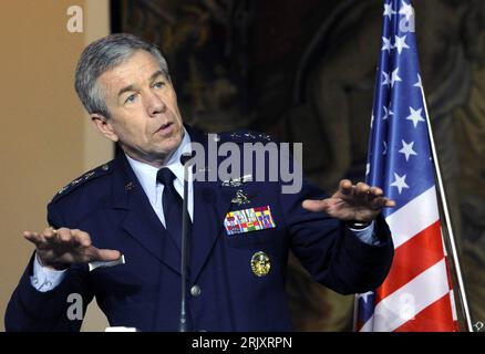 Bildnummer : 52340110 Datum : 17.01.2008 Copyright : imago/Xinhua Generalleutnant Henry Obering (Direktor US-missile Defense Agency) während einer Pressekonferenz in Prag - PUBLICATIONxNOTxINxCHN, Personen ; 2008, Gestik, Pressetermin, Premiumd ; , quer, Kbdig, Einzelbild, close, Randbild, Militaer, Staat, les gens Banque D'Images