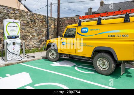 Fourgonnette ESB garée à côté d'un point de recharge EIR EV à Tramore, Co. Waterford, Irlande. Banque D'Images