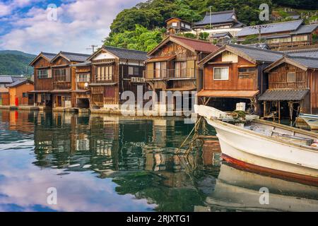 Kyoto, Japon avec des hangars à bateaux Funaya sur INE Bay. Banque D'Images