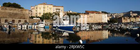 Vue panoramique sur le port de pêche d'Ajaccio, Corse. Banque D'Images