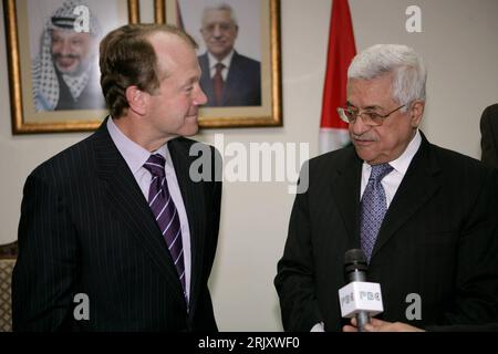 Bildnummer : 52366440 Datum : 29.01.2008 Copyright : imago/Xinhua Präsident Mahmoud Abbas (Palästina/PLO) und John Chambers (Cisco Systems) anlässlich eines Ramallah - PUBLICATIONxNOTxINxCHN , Personen ; 2008, premiumd, PK, Ramallah, Politiker, Politik, , Gestionnaire , Unternehmensführung , PDG, président, chef de la direction, Computerindustrie; , quer, Kbdig, Gruppenbild, fermer, internationale Politik, Politik, Industrie, Wirtschaft, Randbild, peuple ; Aufnahmedatum geschätzt Banque D'Images