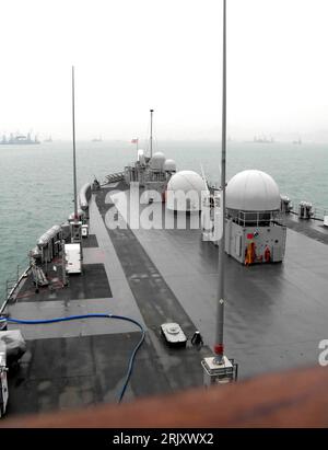 Bildnummer : 52369814 Datum : 28.01.2008 Copyright : imago/Xinhua Vorderdeck des Flaggschiffs - USS Blue Ridge - der US-Navy im Hafen von Hong Kong - PUBLICATIONxNOTxINxCHN , Landschaft , Objekte ; 2008, Chine, Schiff, Schiffe, Militärschiff, Militärschiffe, Zerstörer, marine, Kriegsschiff, Kriegsschiff, Hong Kong, Flaggschiff, Vordeck ; , hoch, Kbdig, totale, , Militaer, Staat, , Asien Banque D'Images