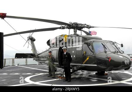 Bildnummer : 52369806 Datum : 28.01.2008 Copyright : imago/Xinhua Hubschrauber an bord des Flaggschiffs - USS Blue Ridge - der US-Navy im Hafen von Hong Kong - PUBLICATIONxNOTxINxCHN , Personen , Objekte ; 2008, Chine, Schiff, Schiffe, Militärschiff, Militärschiffe, Zerstörer, marine, Kriegsschiff, Kriegsschiff, Hong Kong, Flaggschiff, Helikopter, Militärhubschrauber, Militärhelikopter, Soldat, Soldaten; , quer, Kbdig, Einzelbild , Militaer, Staat, , Asien Banque D'Images