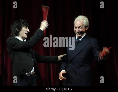 Le bassiste Ron Wood (li.) Und Schlagzeuger Charlie Watts (beide the Rolling Stones) anlässlich der Eröffnungsgala der 58. International Filmfestspiele à Berlin - PUBLICATIONxNOTxINxCHN le bassiste Ron Wood et le batteur Charlie Watts ont quitté les Rolling Stones lors du gala d'ouverture du Festival International du film 58 à Berlin PUBLICATIONxNOTxINxCHN Banque D'Images