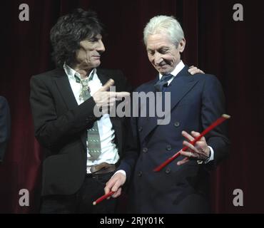 Bildnummer : 52383468 référence : 07.02.2008 Copyright : imago/Xinhua bassiste Ron Wood (li.) Und Schlagzeuger Charlie Watts (beide the Rolling Stones) anlässlich der Eröffnungsgala der 58. International Filmfestspiele in Berlin - PUBLICATIONxNOTxINxCHN, Personen ; 2008, Berlin, internationale, Berlinale, galas, Musiker, Rock ; , quer, Kbdig, Gruppenbild, close, musique, Kunst, Randbild, les gens o0 Eröffnung Banque D'Images