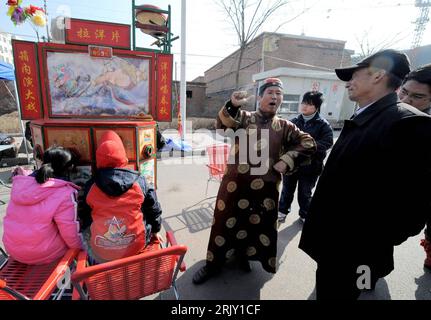 Bildnummer : 52407266 Datum : 16.02.2008 Copyright : imago/Xinhua Sänger präsentiert ein traditionell chinesisches Straßentheater während einer Tempelmesse zum Erhalt der chinesischen Kultur in Taiyuan - PUBLICATIONxNOTxINxCHN, Personen ; 2008, Taiyuan, Kaleidoskop, Kaleidoskope, Straßenkunst, Mann, Tracht, Trachten, Kind, Messe, Chinesen, Einheimischer, Einheimische, Chine , Terre, Leute ; , quer, Kbdig, Gruppenbild, Théâtre, Kunst, , , Asien Banque D'Images