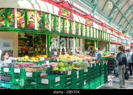 Magasin de fruits et légumes Hutchinson, Grainger Market, Grainger Street, Grainger Town, Newcastle upon Tyne, Tyne and Wear, Angleterre, Royaume-Uni Banque D'Images