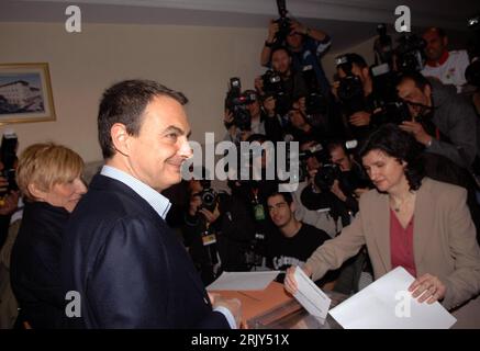 Bildnummer : 52447426 Datum : 09.03.2008 Copyright : imago/Xinhua Premierminister Jose Luis Rodriguez Zapatero (Spanien/PSOE) während seines Urnengangs anlässlich der Parlamentswahlen in Madrid PUBLICATIONxNOTxINxCHN , Personen , optimistisch ; 2008, premiumd, Madrid, Espagne, Wahl, Parlamentswahl, Politiker, Politik, Stimmabgabe, Stimmenabgabe, Urnengang, Urne, Urnen, Wahlurne, Wahlurnen, Wahllokal, wählen, wählt, Wähler, ; , quer, Kbdig, , Randbild, personnes, Europa o0 totale Banque D'Images