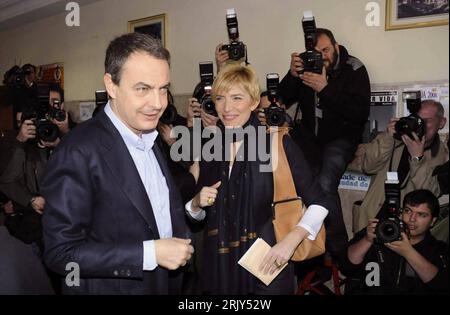 Bildnummer : 52447436 Datum : 09.03.2008 Copyright : imago/Xinhua Premierminister Jose Luis Rodriguez Zapatero (Spanien/PSOE) während seines Urnenganges anlässlich der Parlamentswahlen in Madrid - PUBLICATIONxNOTxINxCHN , Personen , optimistisch ; 2008, premiumd, Madrid, Espagne, Wahl, Parlamentswahl, Politik, Politiker, Medien, presse, Medieninteresse, ; , quer, Kbdig, , Randbild, personnes, Europa o0 Gruppenbild Banque D'Images