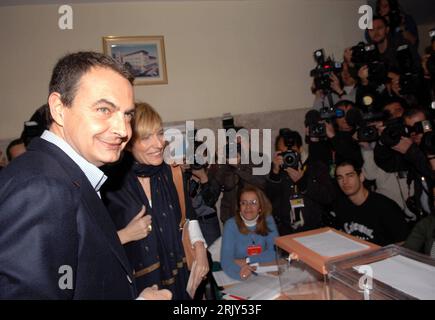 Bildnummer : 52447444 Datum : 09.03.2008 Copyright : imago/Xinhua Premierminister Jose Luis Rodriguez Zapatero (Spanien/PSOE) während seines Urnenganges anlässlich der Parlamentswahlen in Madrid - PUBLICATIONxNOTxINxCHN , Personen , optimistisch ; 2008, , Madrid, Espagne, Wahl, Parlamentswahl, Politik, Politiker, Medien, presse, Medieninteresse, , Stimmabgabe, Stimmenabgabe, Urnengang, Urne, Urnen, Wahlurne, Wahlurnen, Wahllokal, wählen, wählt, Wähler ; , quer, Kbdig, , Randbild, People, Europa o0 totale Banque D'Images