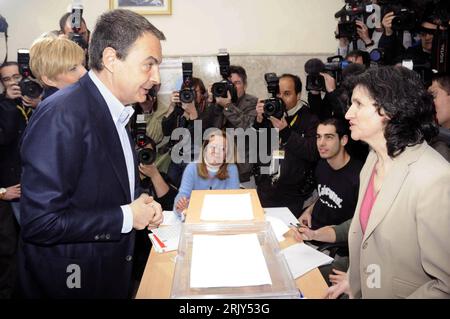 Bildnummer : 52447439 Datum : 09.03.2008 Copyright : imago/Xinhua Premierminister Jose Luis Rodriguez Zapatero (Spanien/PSOE) während seines Urnenganges anlässlich der Parlamentswahlen in Madrid - PUBLICATIONxNOTxINxCHN , Personen ; 2008, premiumd, Madrid, Spanien, Wahl, Parlamentswahl, Politik, Politiker, Medien, presse, Medieninteresse, , Stimmabgabe, Stimmenabgabe, Urnengang, Urne, Urnen, Wahlurne, Wahlurnen, Wahllokal, wählen, wählt, Wähler; , quer, Kbdig, Gruppenbild, Randbild, les gens, Europa Banque D'Images